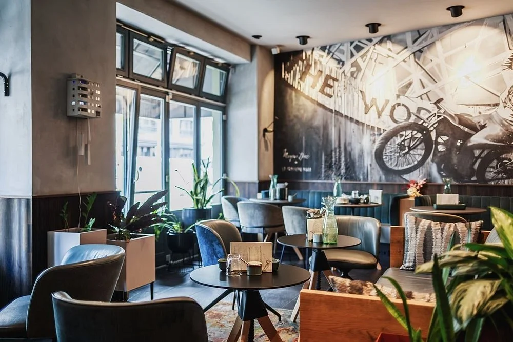 Modernes Bar-Ambiente in Mitte